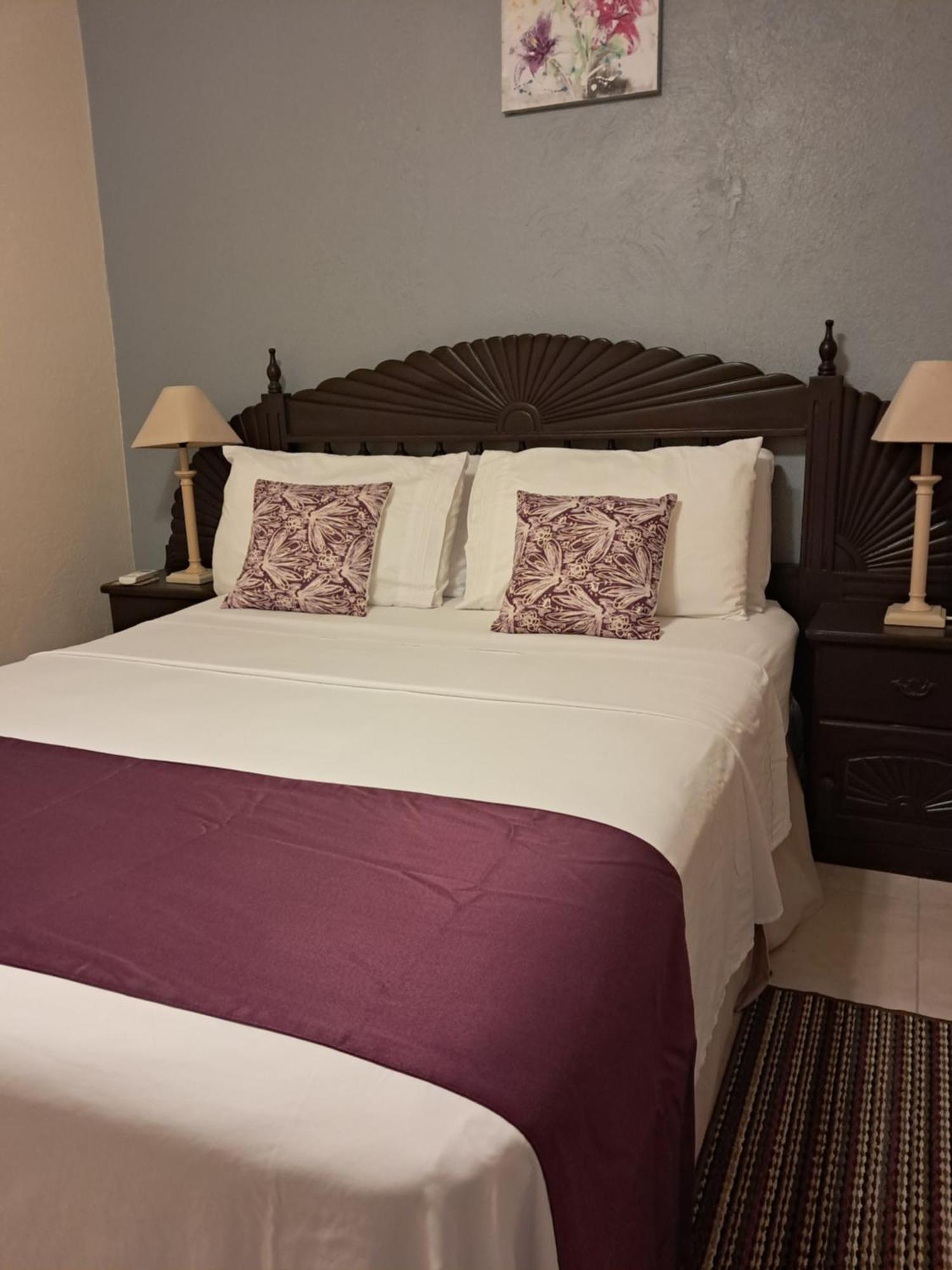 Michand Guest Apartments- Cozy One Or Two Bedroom- 5 Walk Minutes From Airport 10 Mins Drive To Oistins Or Beach Christ Church Zewnętrze zdjęcie