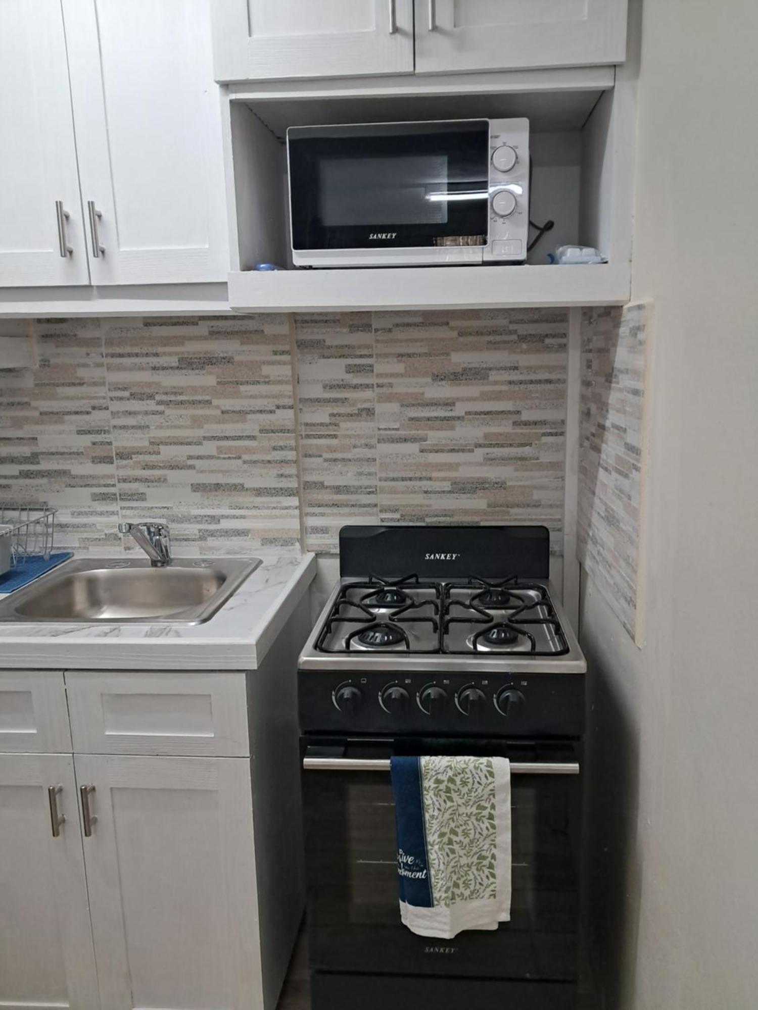 Michand Guest Apartments- Cozy One Or Two Bedroom- 5 Walk Minutes From Airport 10 Mins Drive To Oistins Or Beach Christ Church Zewnętrze zdjęcie
