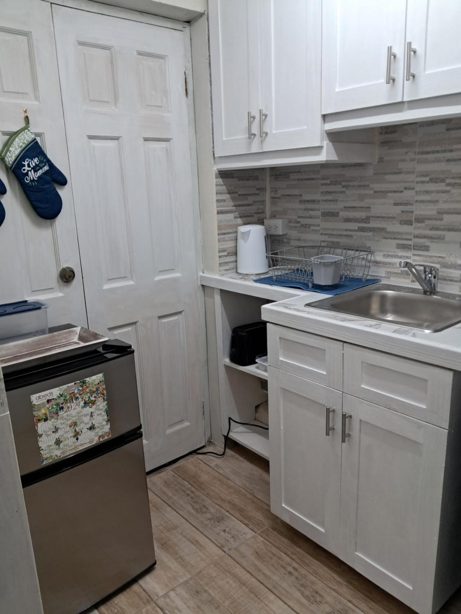Michand Guest Apartments- Cozy One Or Two Bedroom- 5 Walk Minutes From Airport 10 Mins Drive To Oistins Or Beach Christ Church Zewnętrze zdjęcie