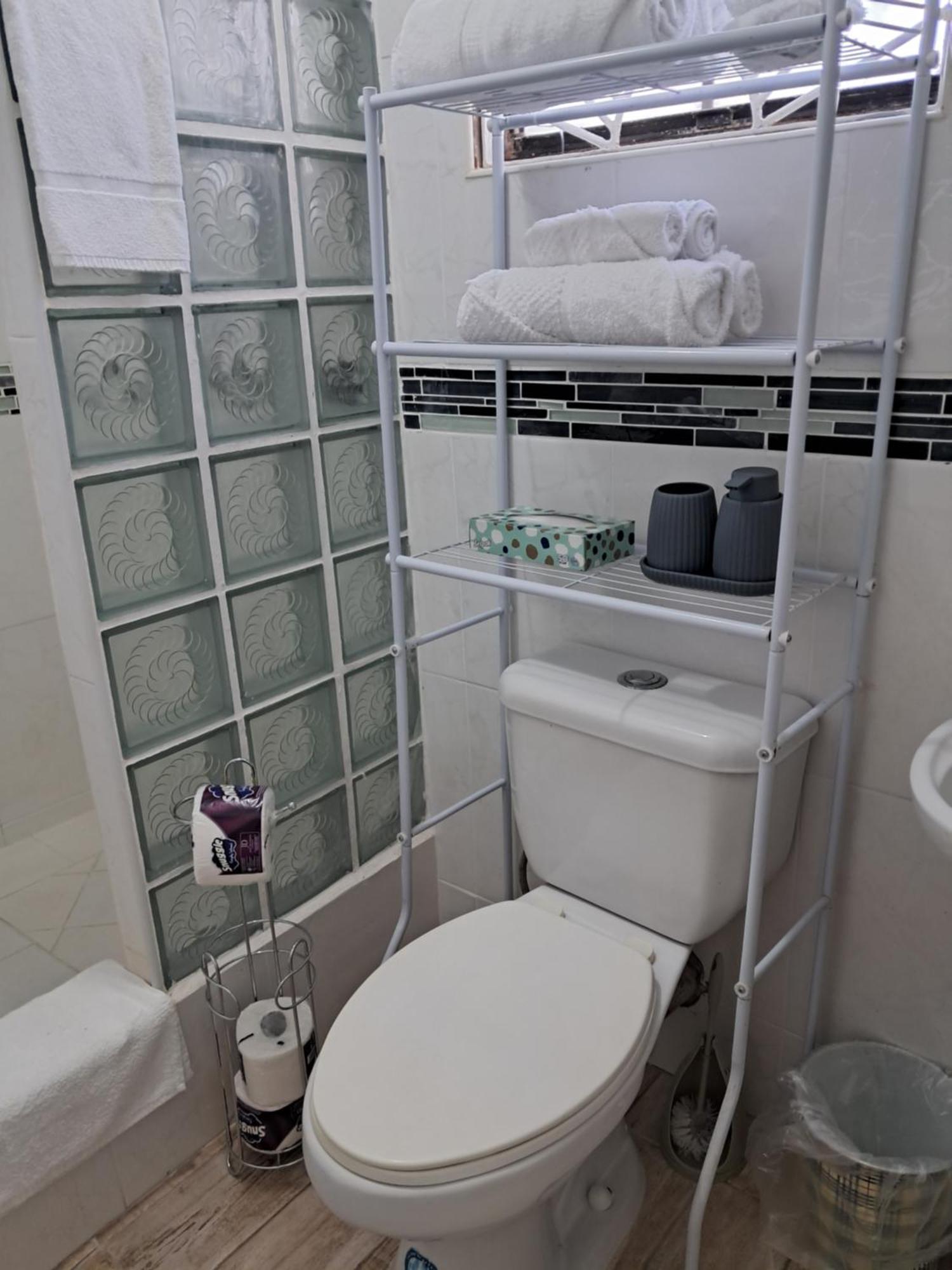 Michand Guest Apartments- Cozy One Or Two Bedroom- 5 Walk Minutes From Airport 10 Mins Drive To Oistins Or Beach Christ Church Zewnętrze zdjęcie