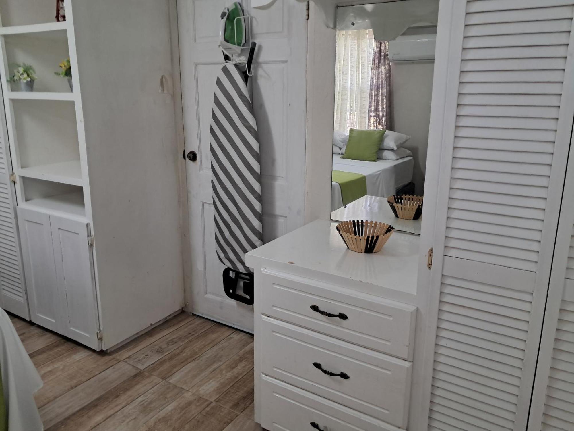 Michand Guest Apartments- Cozy One Or Two Bedroom- 5 Walk Minutes From Airport 10 Mins Drive To Oistins Or Beach Christ Church Zewnętrze zdjęcie